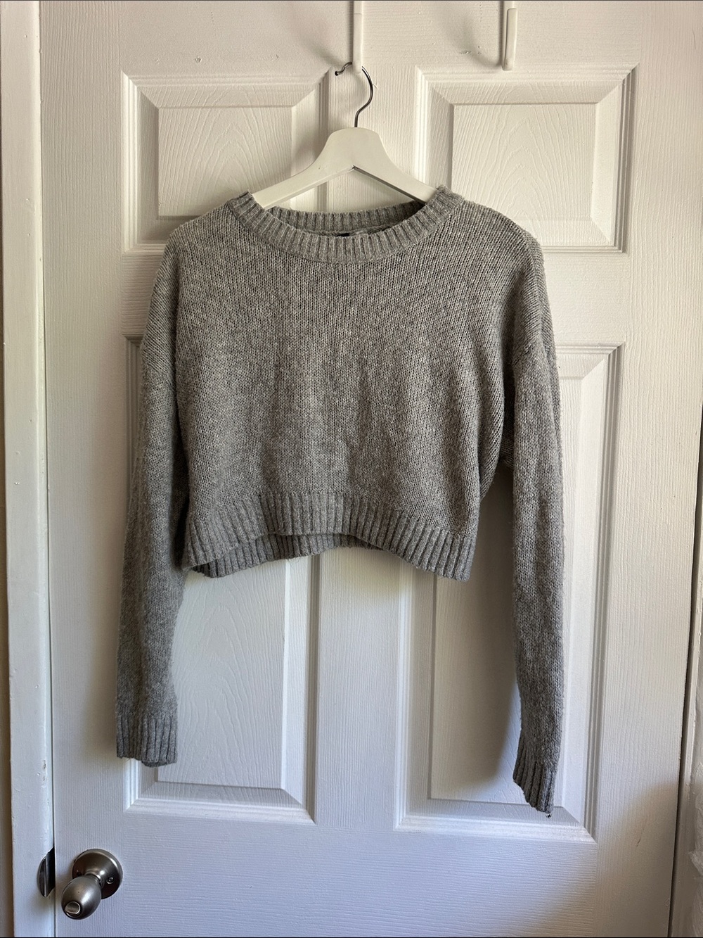 H&M Classic Gray Cropped Crewneck Sweater - Women's